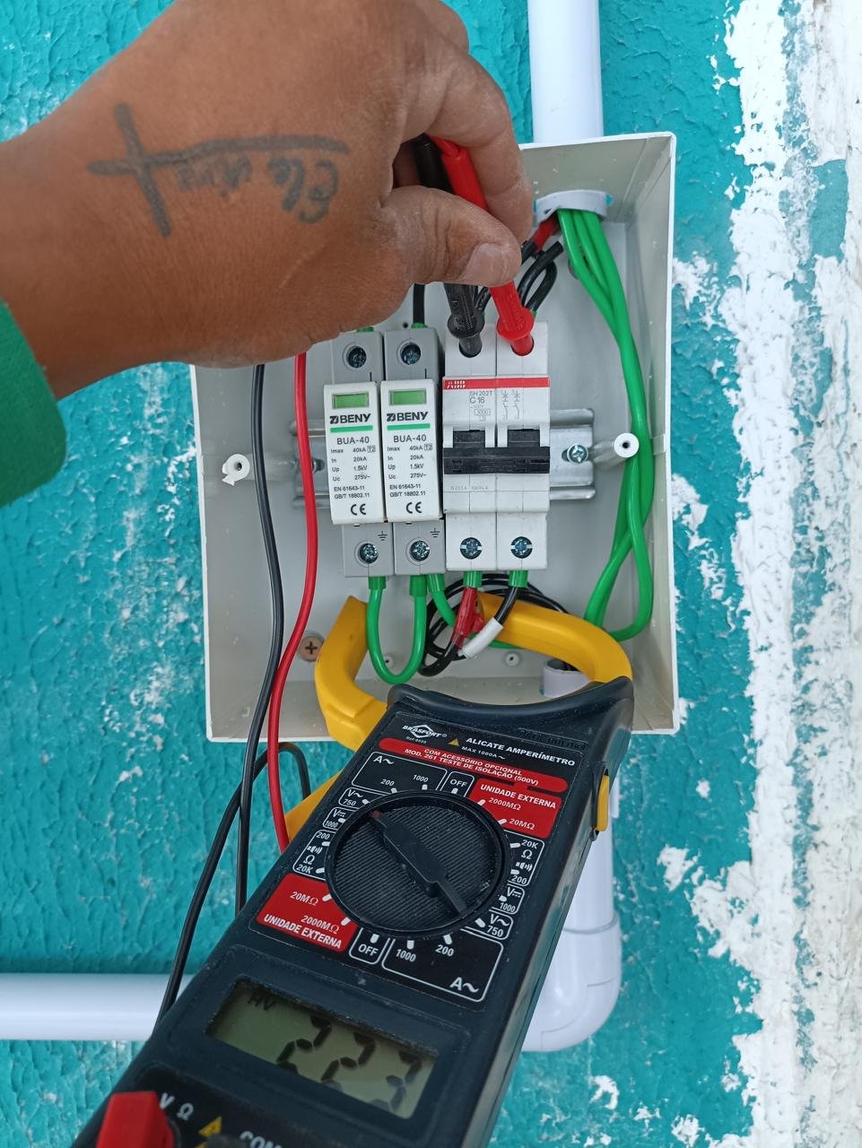 Atendimento técnico em medição elétrica